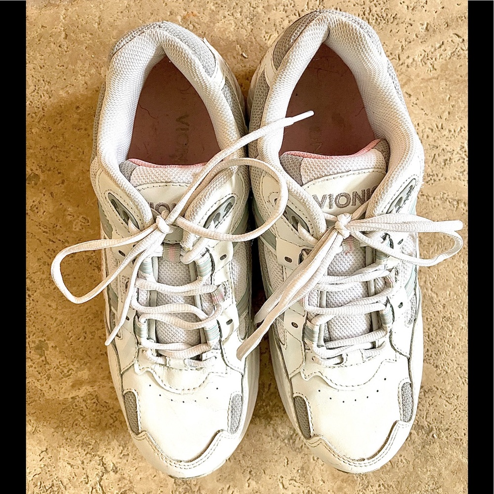 Vionic walking sneakers 10m